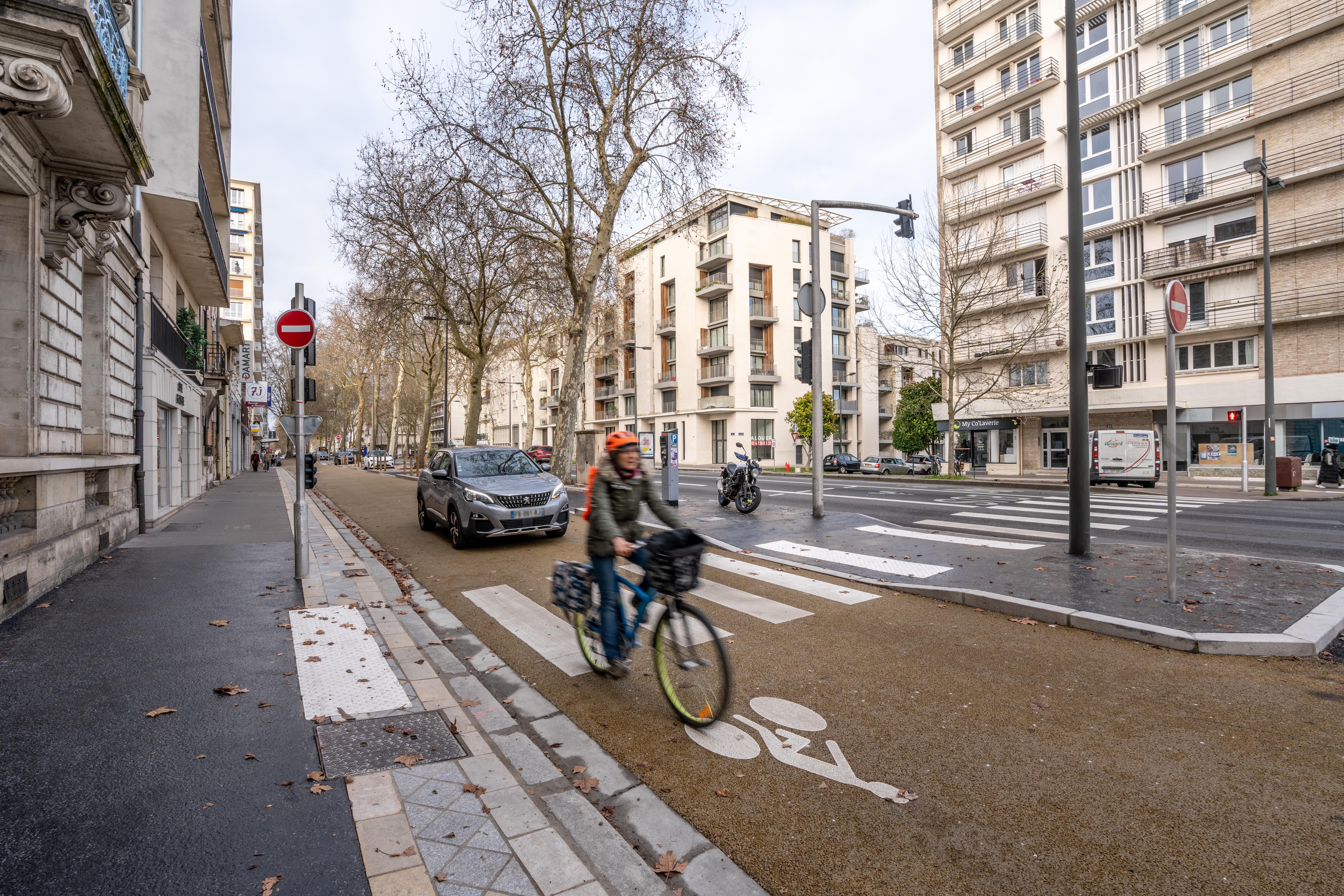 Vélorue aménagée dans les contre-allées ouest de l’avenue de Grammont, à Tours