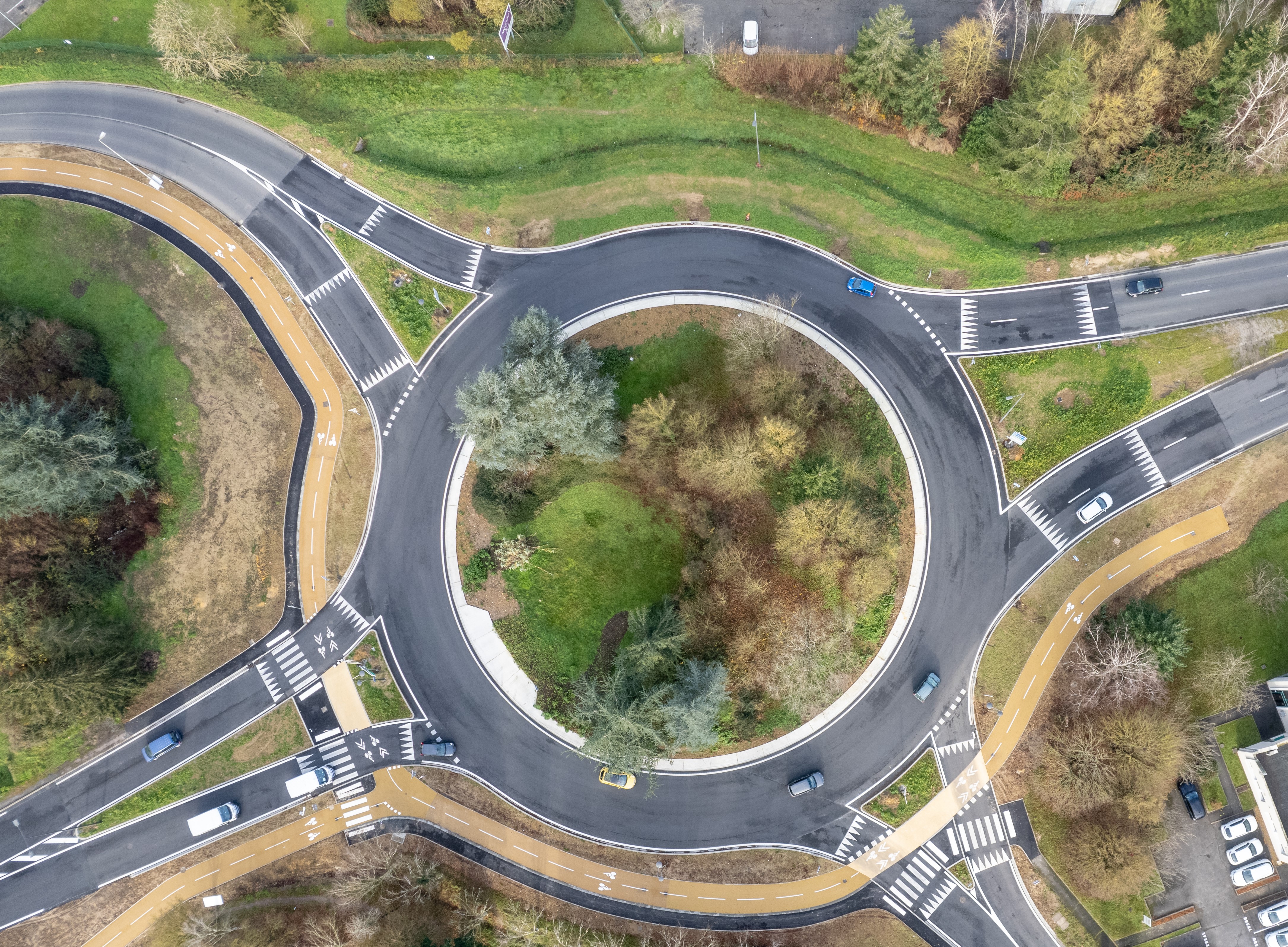 Giratoire à la hollandaise sur le giratoire Jean Rostand (demi anneau cyclable), à Tours et Parçay-Meslay