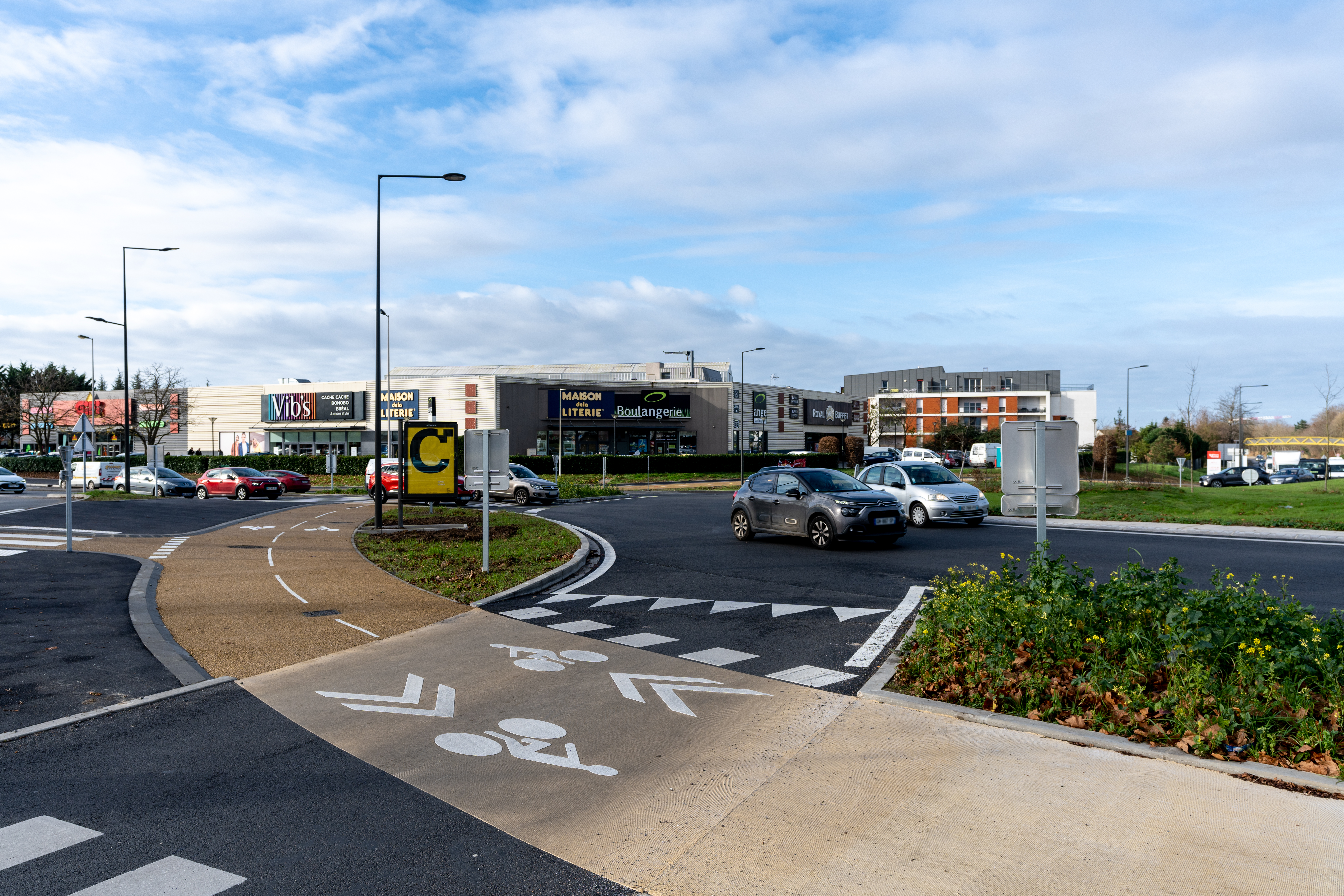Plateau traversant aménagé sur les branches di giratoire des Compagnons d’Emmaüs, Tours.