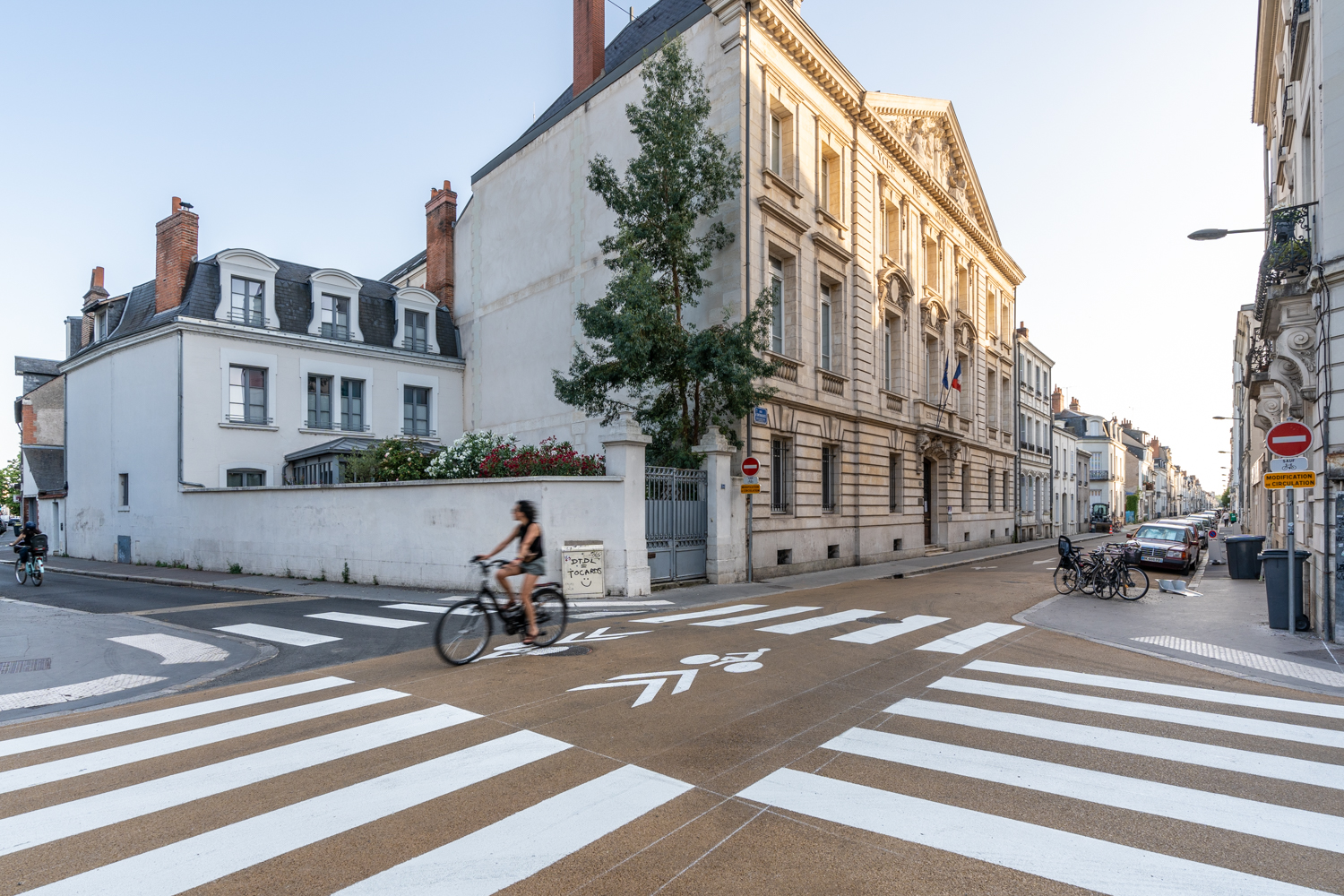 Un nouveau revêtement pour la vélorue d’Entraigues, plus confortable et sécurisé pour tous les usagers, entre la rue Giraudeau et l’avenue de Grammont
