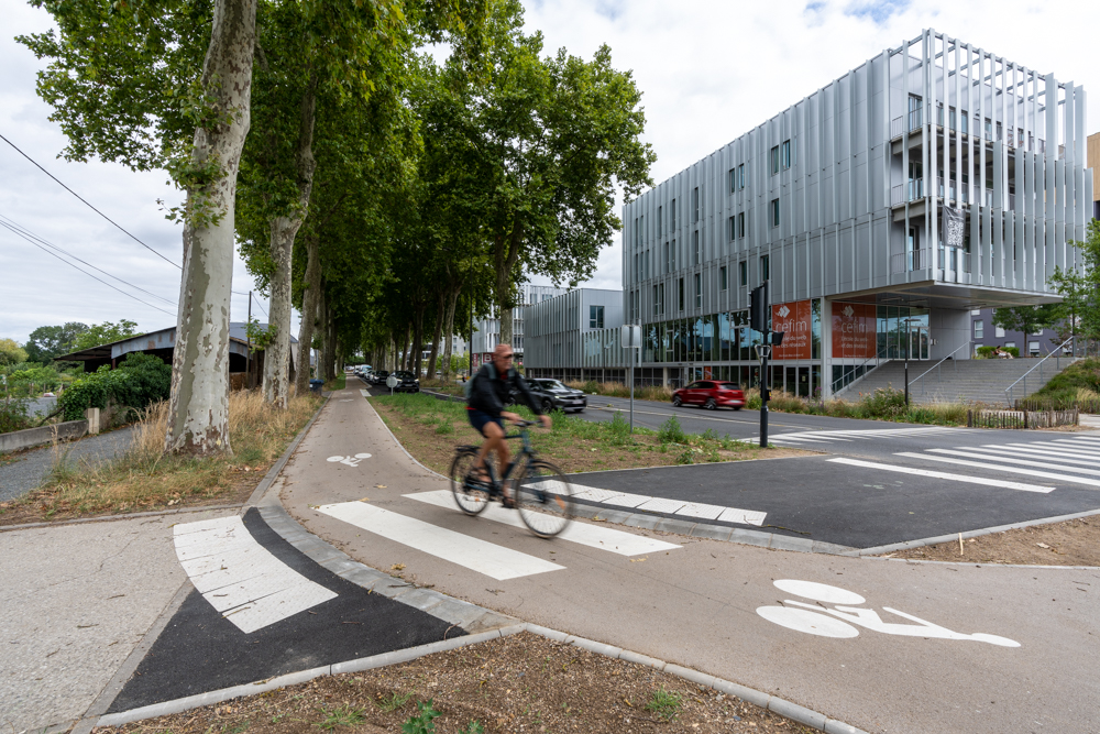 Piste cyclable unidirectionnelle séparée des cheminements piétons, à l’Ouest de l’avenue de Pont-Cher, entre le giratoire Jacques Monod (route de Savonnières/avenue Pont-Cher) et le rond-point Marcel Dassault