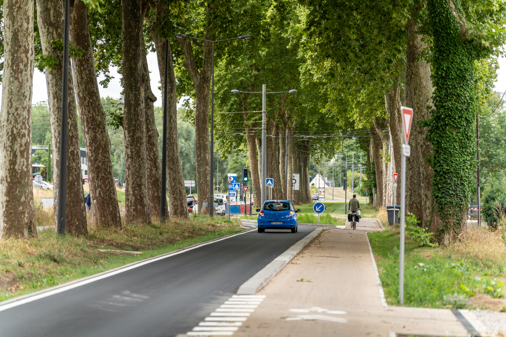 Piste cyclable unidirectionnelle séparée des cheminements piétons, à l’Ouest de l’avenue de Pont-Cher, entre le giratoire Jacques Monod (route de Savonnières/avenue Pont-Cher) et le rond-point Marcel Dassault