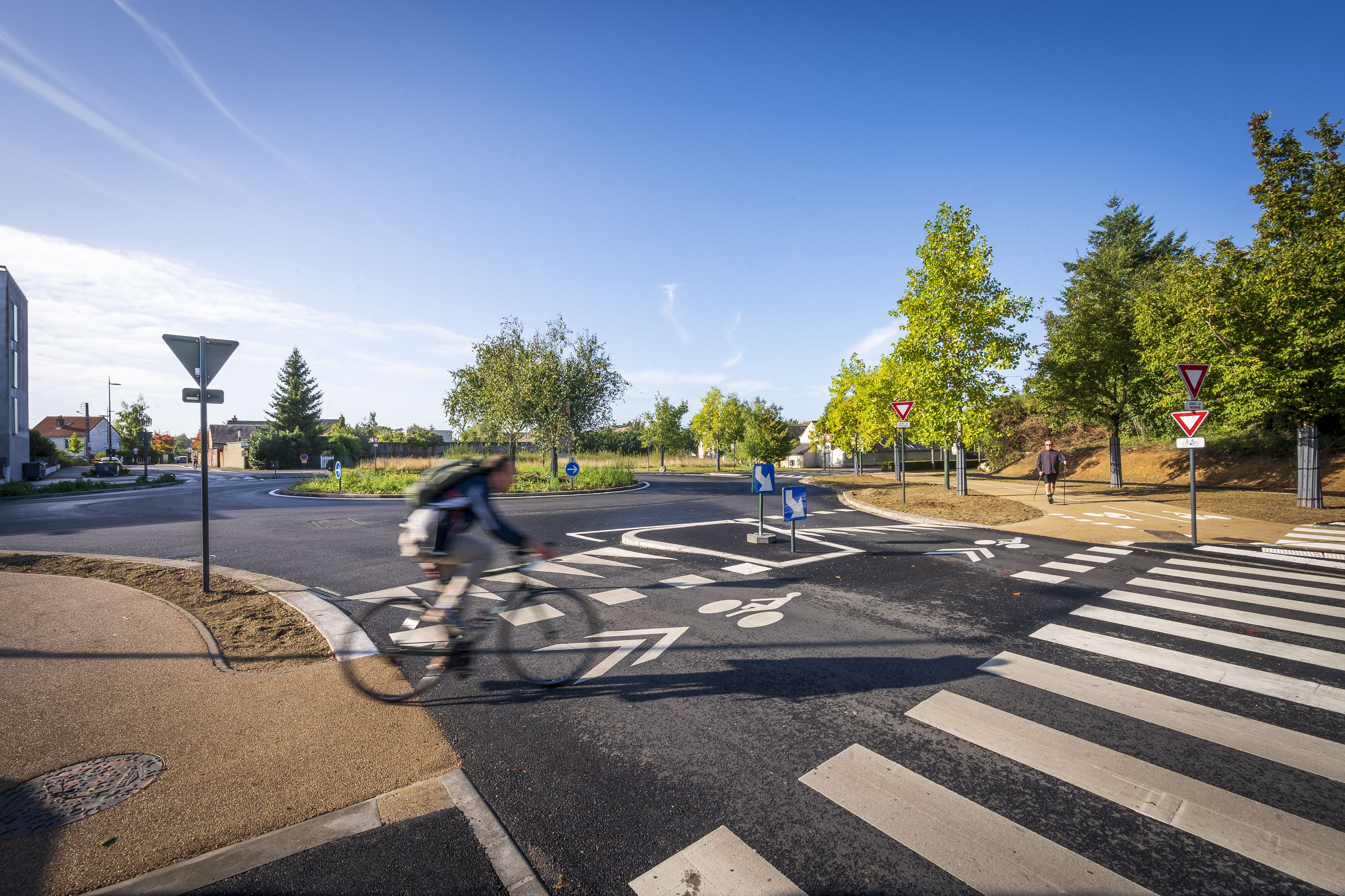 Aménagements cyclables sur le giratoire Daniel Mayer, à Saint-Cyr-sur-Loire / Tours