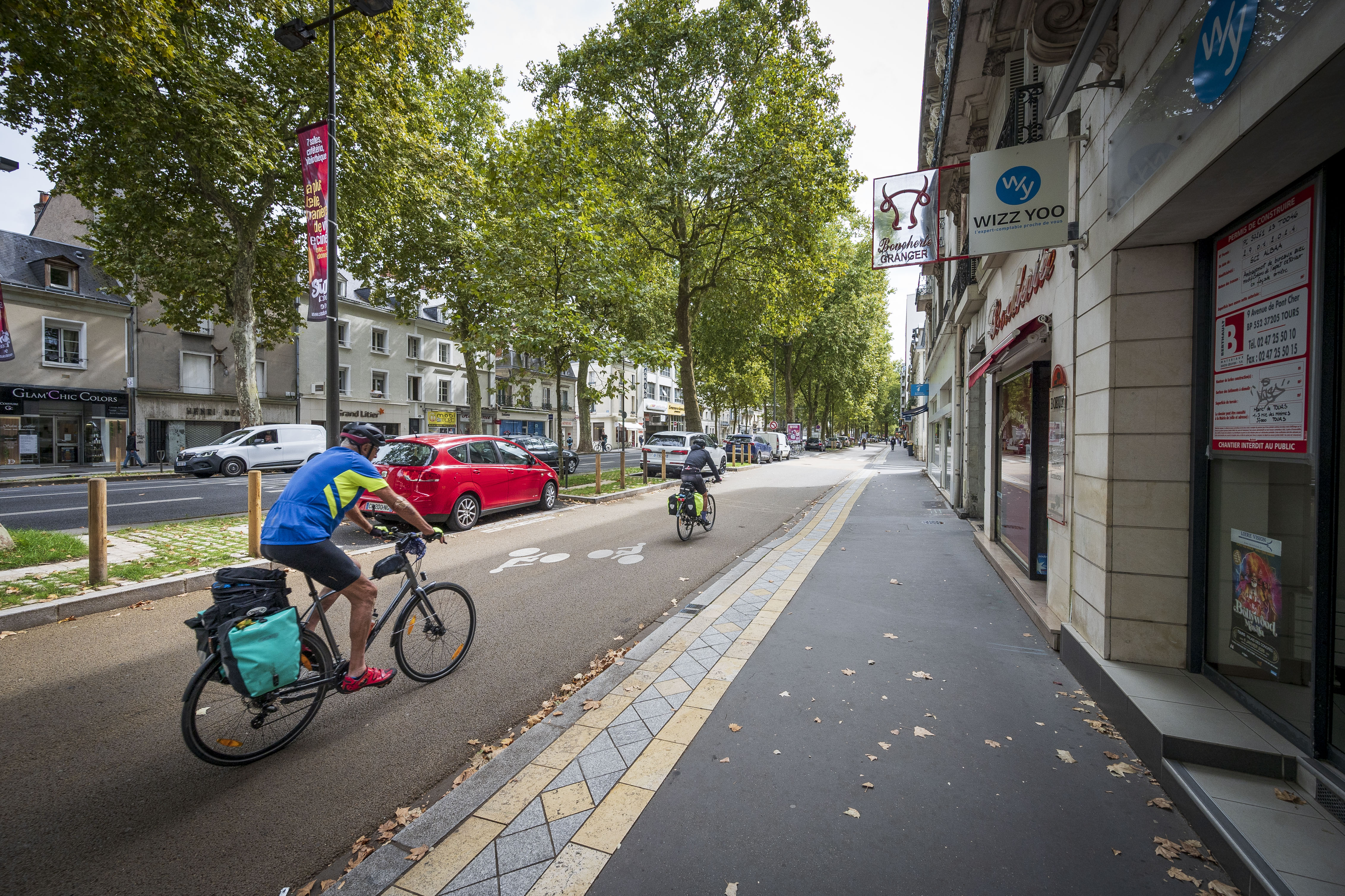 Vélorue aménagée dans les contre-allées ouest de l’avenue de Grammont, à Tours