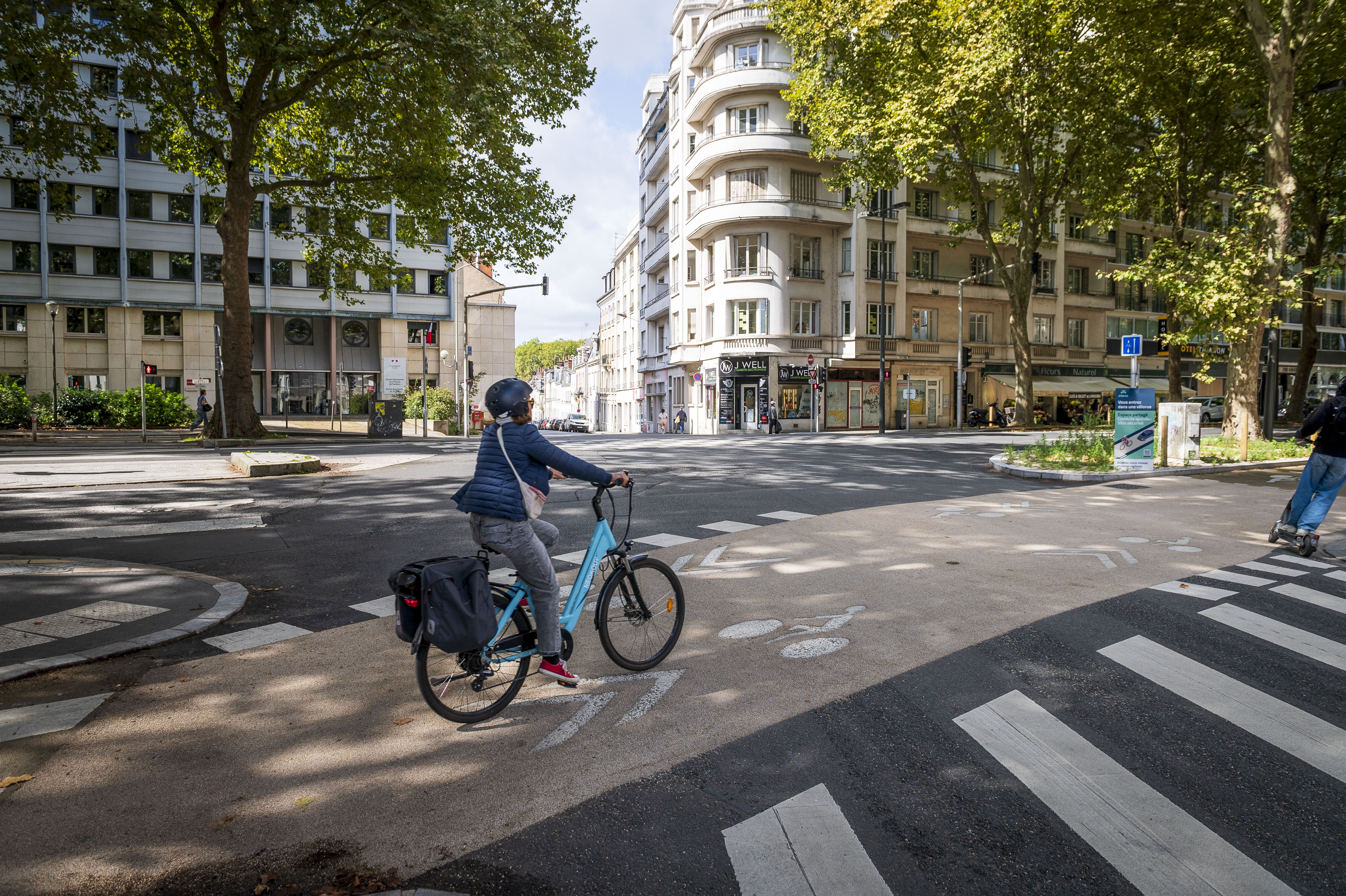 Plateau traversant aménagé aux intersections des contre-allées, transformées en vélorues avenue de Grammont à Tours