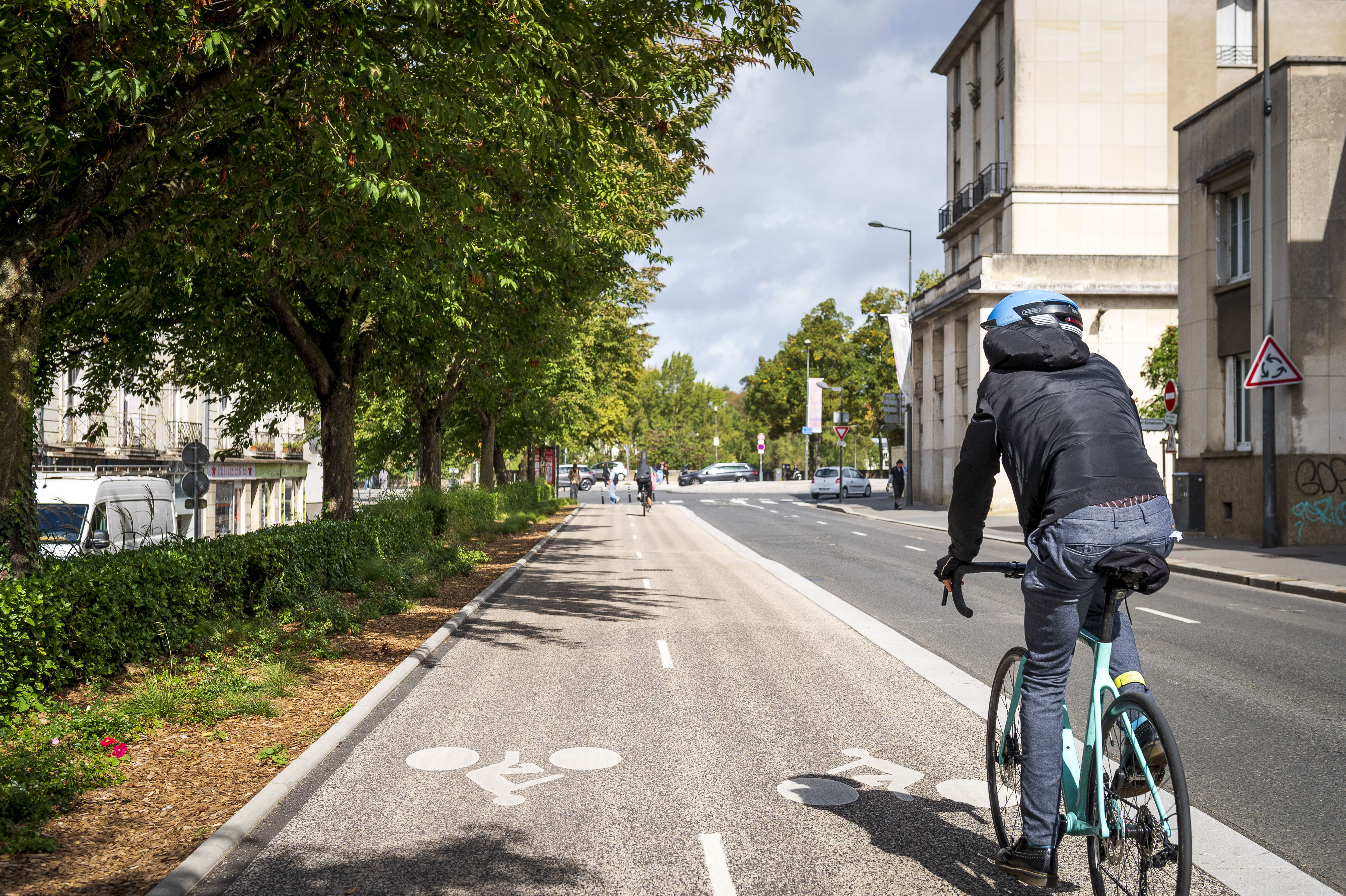 Piste cyclable bidirectionnelle aménagée le long des rues Marceau et Constantine à Tours
