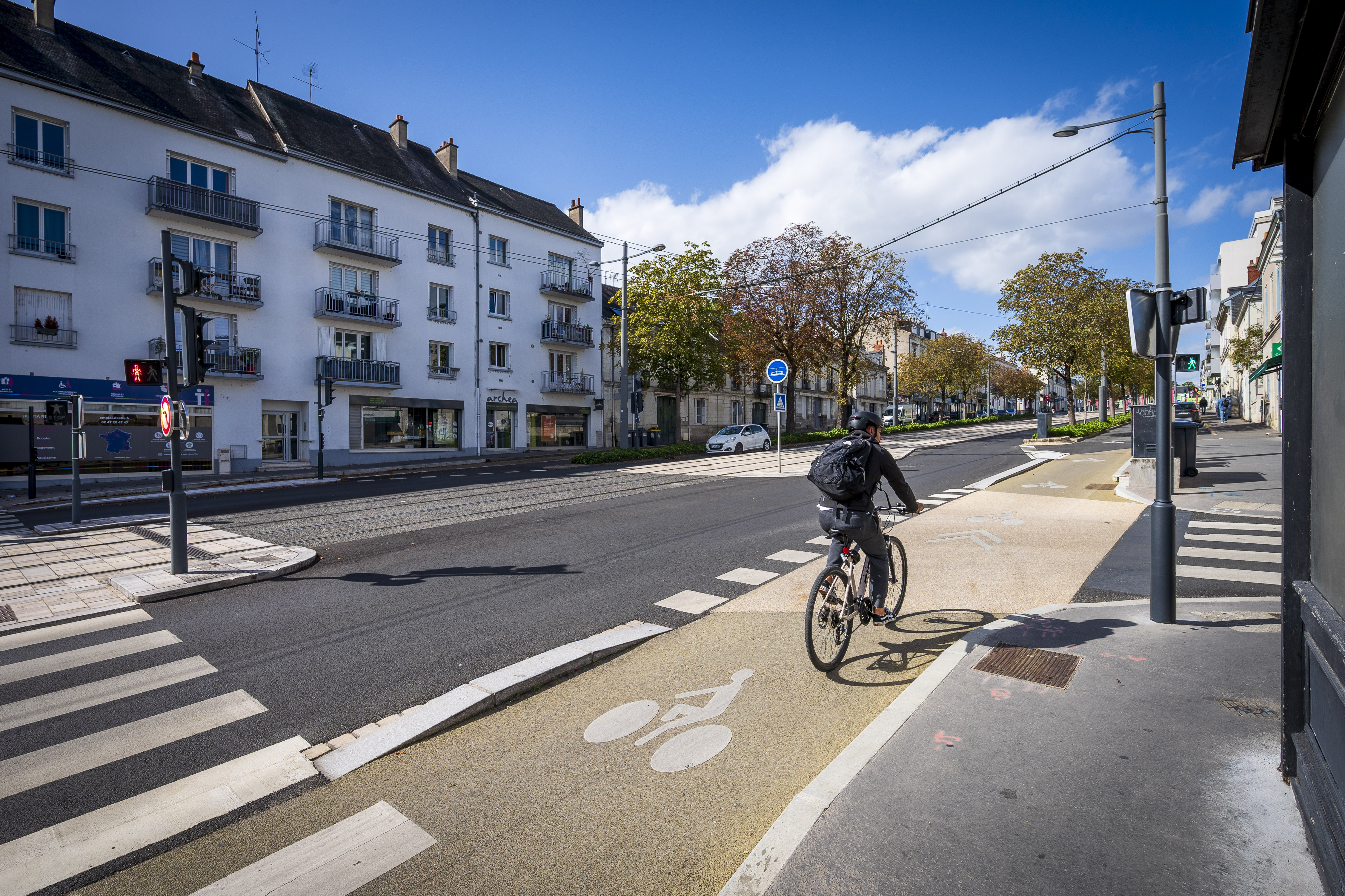 Piste cyclable sécurisée et continue sur l'avenue de la Tranchée à Tours