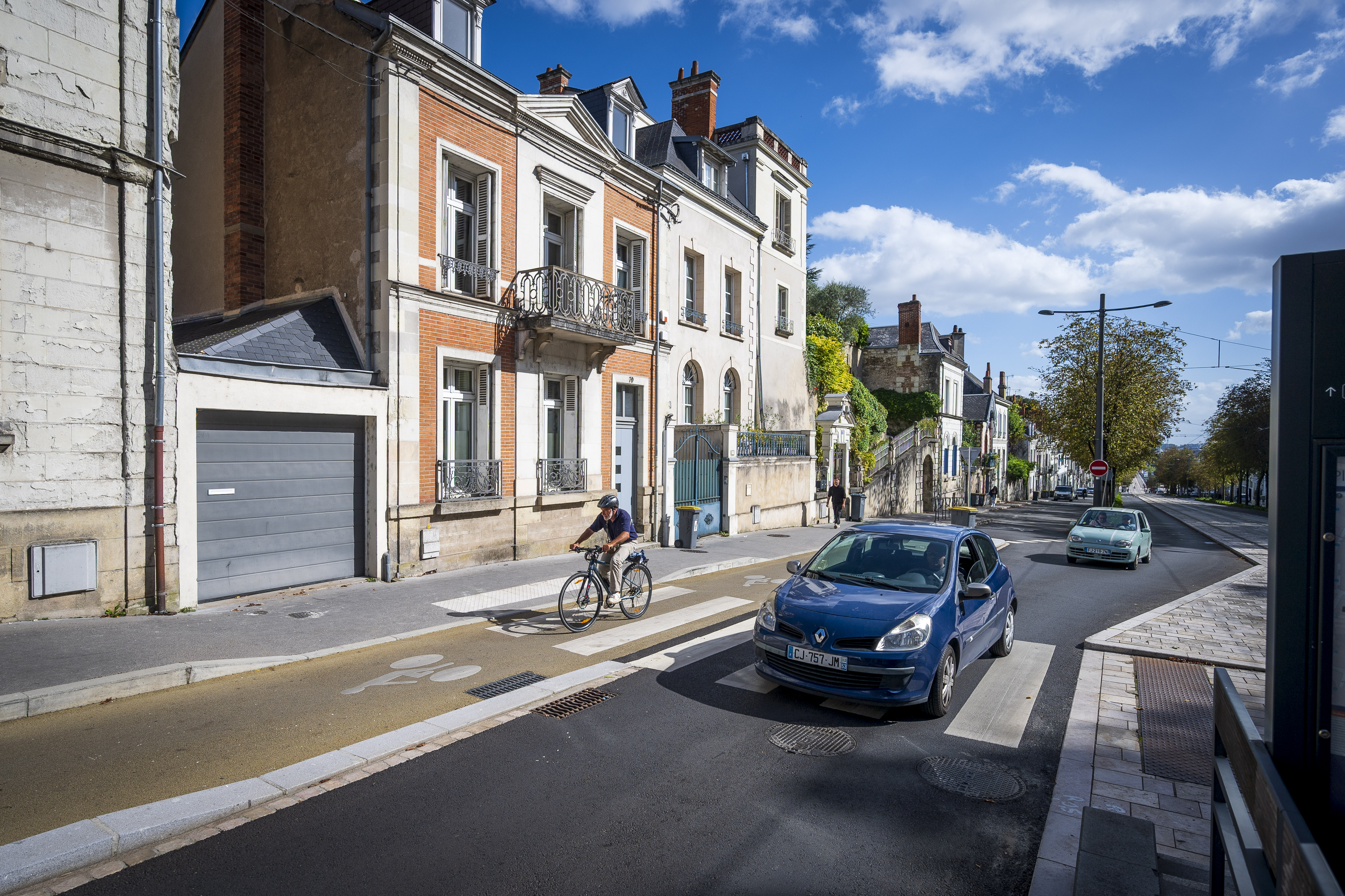 Piste cyclable sécurisée et continue sur l'avenue de la Tranchée à Tours