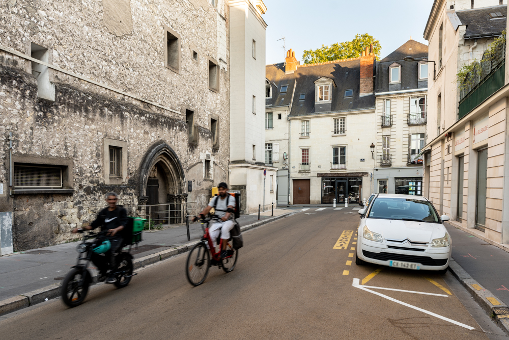 Vélorue aménagée sur la rue Voltaire à Tours