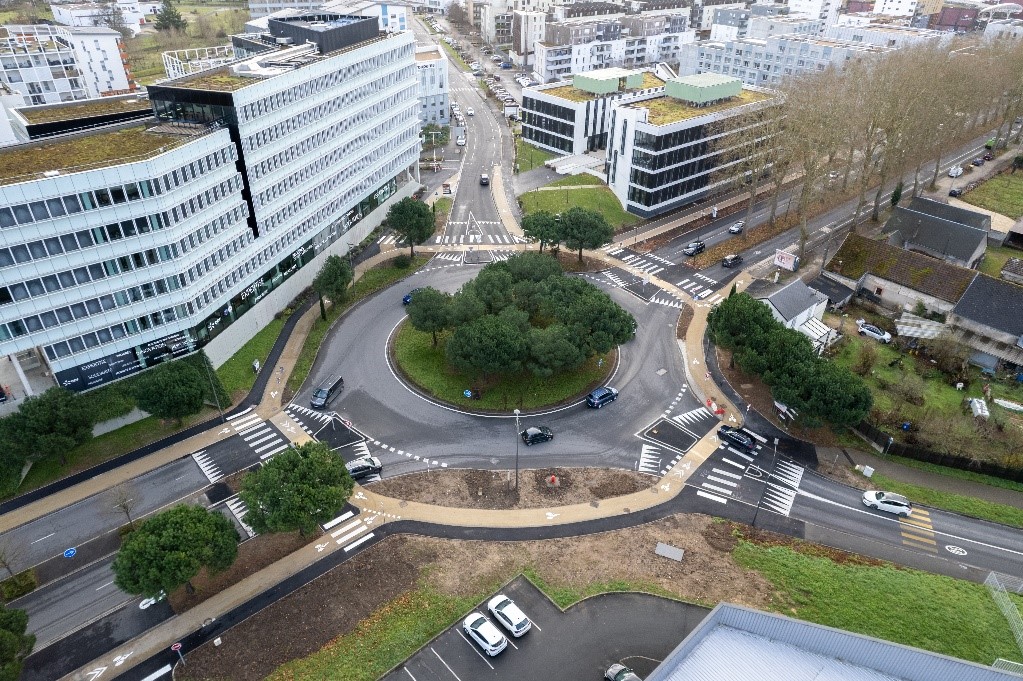 Sur le giratoire Jacques-Monod, à Tours