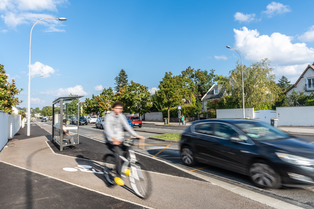 Piste cyclable unidirectionnelle aménagée au nord de l'avenue du Général de Gaulle à Saint-Avertin
