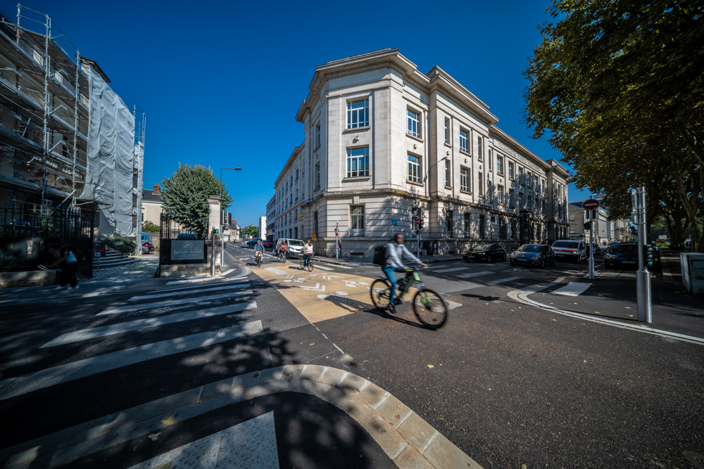 Plateau traversant sécurisé aménagé sur le mail Béranger à l’intersection des rues Marceau et George Sand à Tours