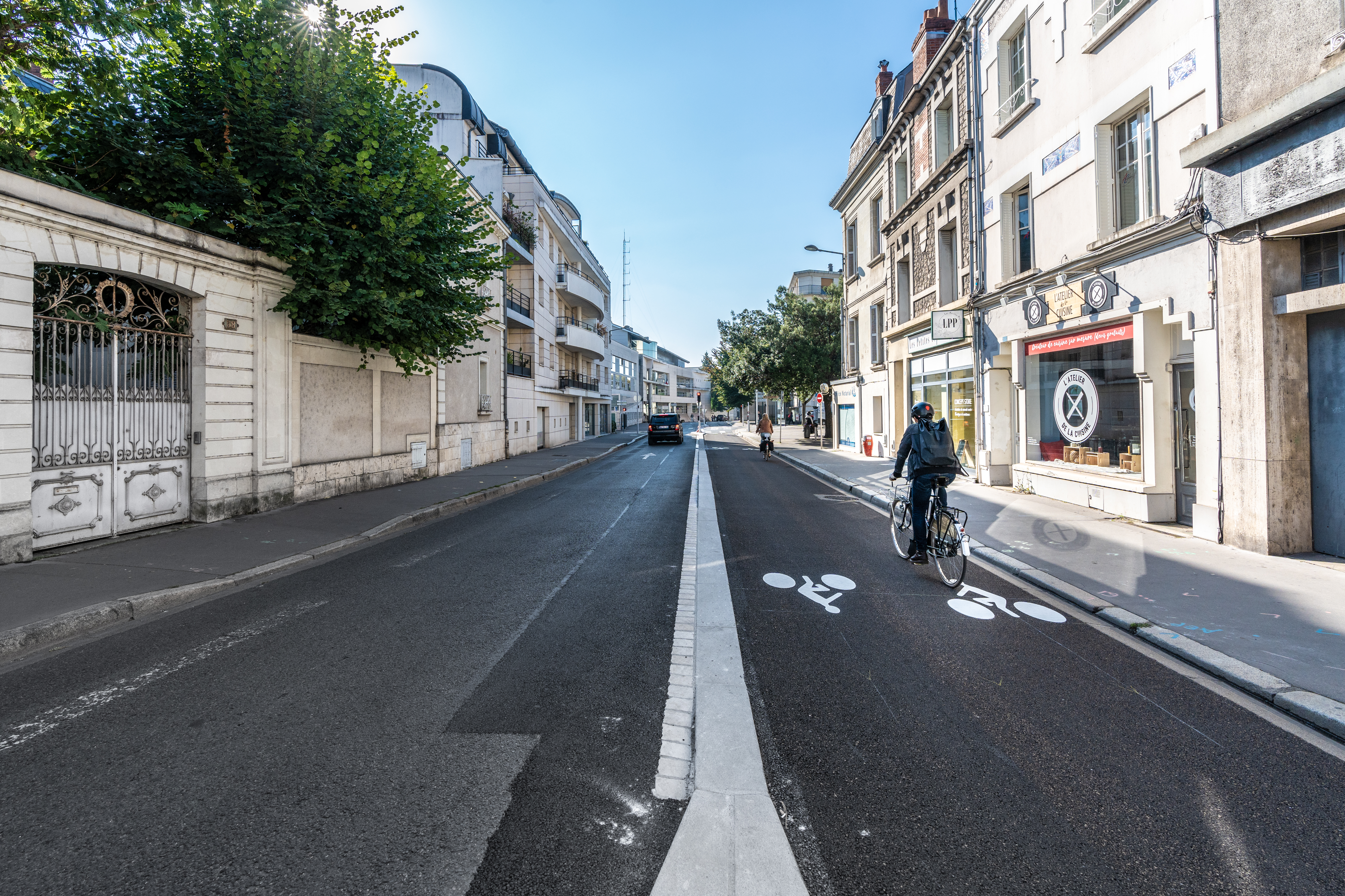 Piste cyclable bidirectionnelle reliant le quai de Tanneurs au boulevard Béranger via les rues Constantine et Marceau, à Tours