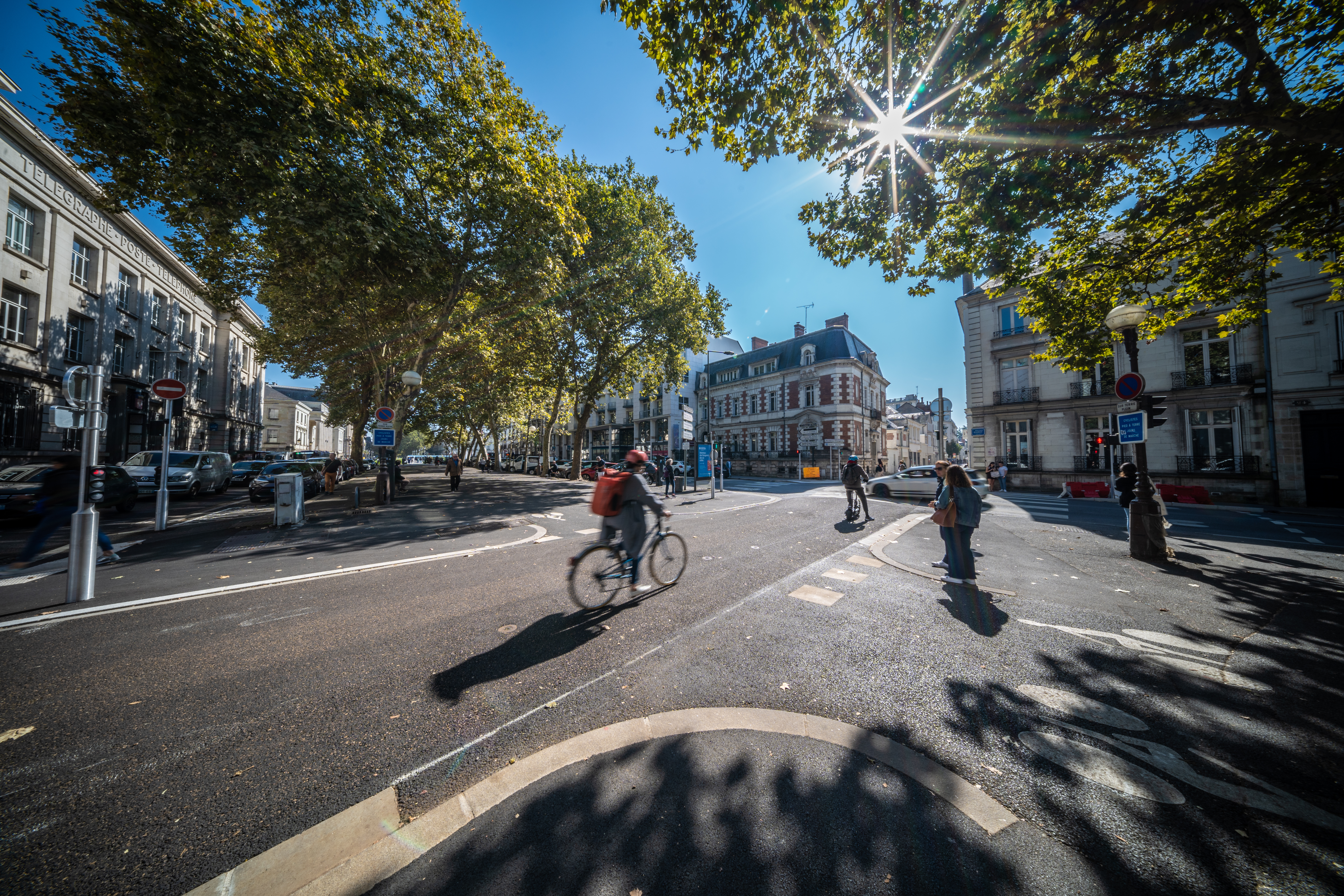 Plateau traversant aménagé sur le mail Béranger, à l’intersection avec la rue George Sand et le boulevard Béranger, à Tours