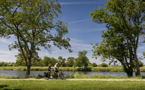 Couple pédalant à vélo 