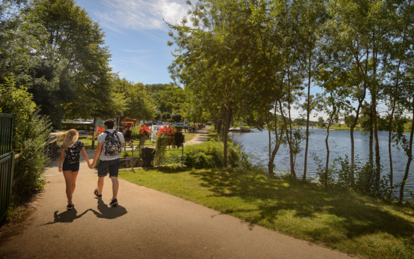 Randonneurs le long du Cher à Savonnières