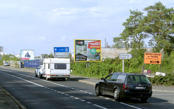 Panneaux publicitaires le long de la route 