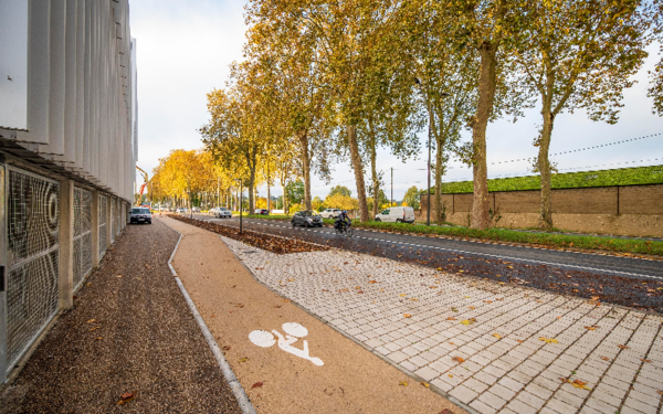 Piste cyclable avenue du Pont-Cher à Tours 