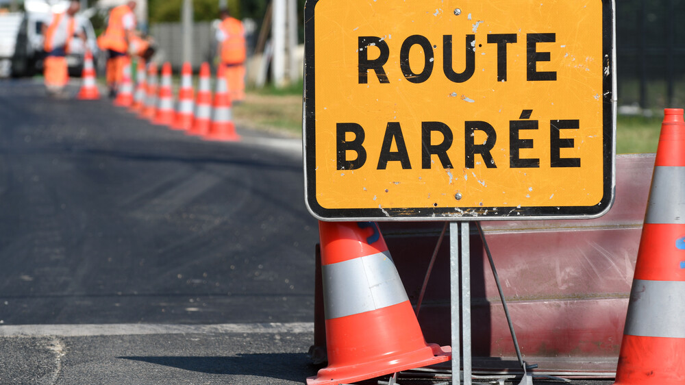 Panneau de signalisation route barrée 