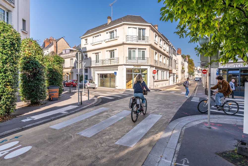 Vélorue sur la rue George Sand entre le boulevard Béranger et la rue d'Entraigues à Tours
