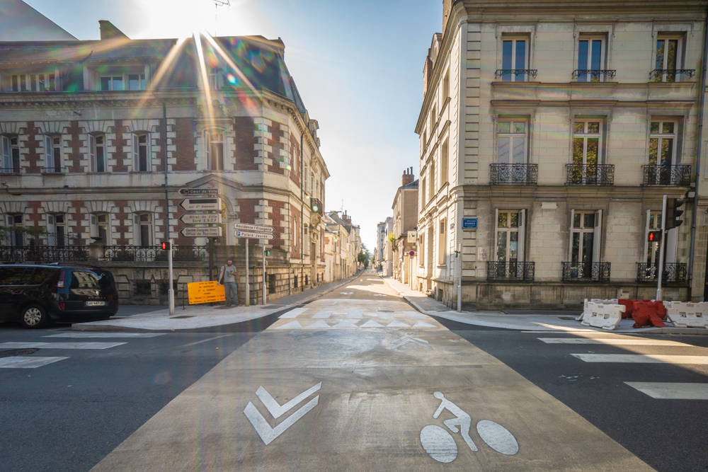 Vélorue sur la rue George Sand entre le boulevard Béranger et la rue d'Entraigues à Tours
